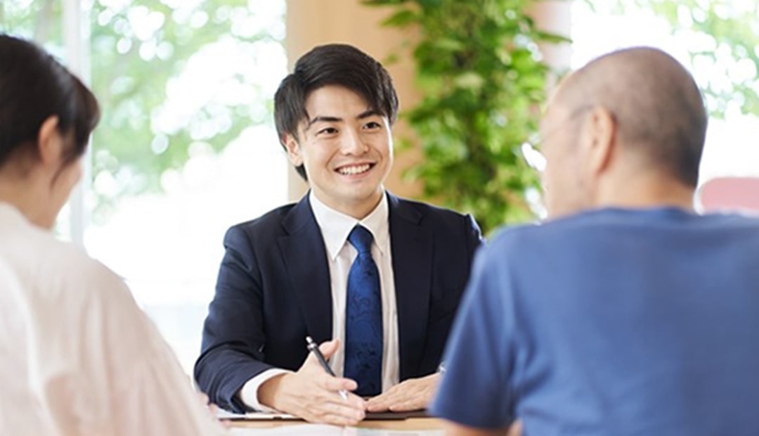 専門家に相談している写真