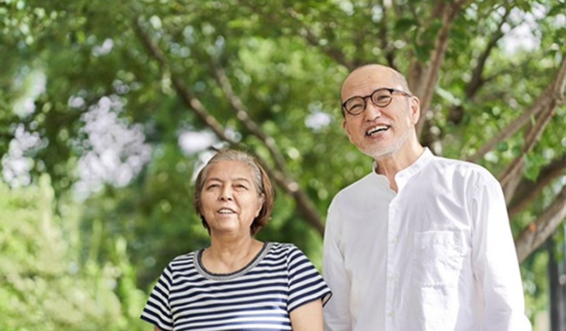 ご年配夫婦の笑顔の写真